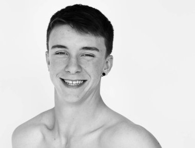 Gülümseyen genç adam 