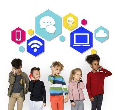 Çocuk akıllı telefonlar kullanarak