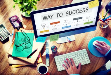 Bilgisayar kullanan bir iş adamı  