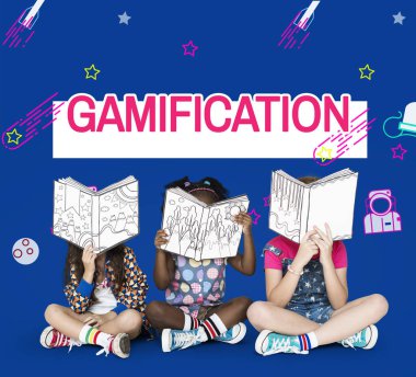 birlikte oynayan çok ırklı kızlar