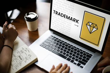 masada dizüstü bilgisayar kullanan kişiler