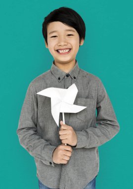 Asyalı çocuk oyuncak yel değirmeni ile