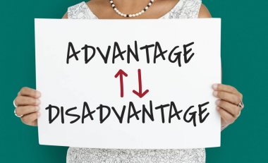 Kadın afişini tutar