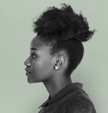 Stüdyoda Afrikalı-Amerikalı kadın