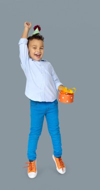 hediye kutusu ile doğum günü şapkalı çocuk