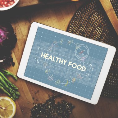 malzemeler ve tablet ile mutfak masası