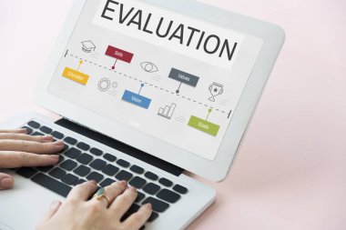 Dizüstü bilgisayarda yazan kadın klavyesi