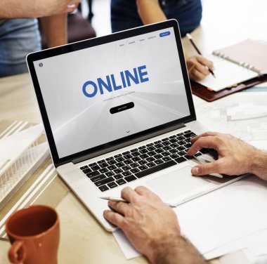 Bilgisayarda Daktilo Yazan İşadamı.