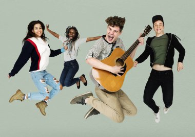 İnsanlar gitar ile atlama