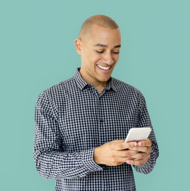 Cep telefonu kullanan adam