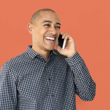 Mobil telefonda konuşurken gülümseyen adam 