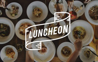 lezzetli yemek masasında