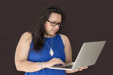 Dizüstü bilgisayar kullanan kadın 