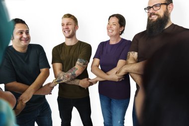 silah tutan insanlar geçti