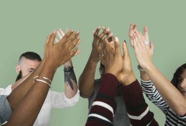 İnsanlar ellerini alkışlar