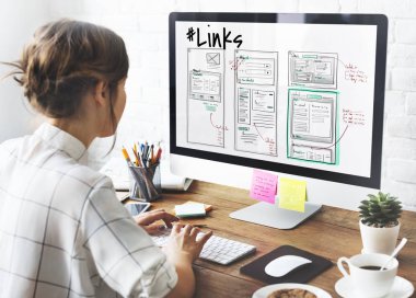 bilgisayar ile çalışan kadın