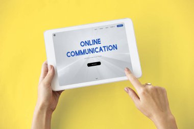 kişi holding dijital tablet