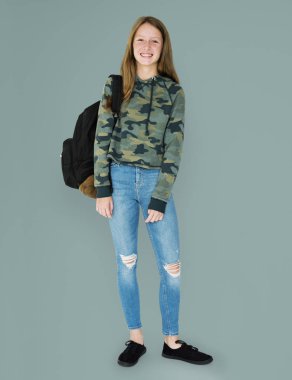 sırt çantası ile gülümseyen öğrenci GIR