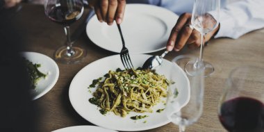 İnsanlar düğün masada kutlamak 