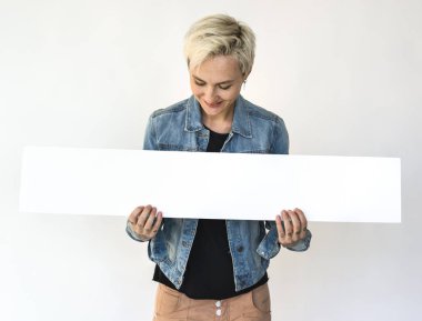 beyaz kağıt satır tutan kadın