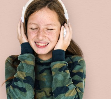 Kulaklıklı genç kız.