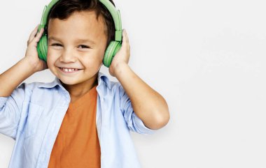 Çocuk müzik dinleme 