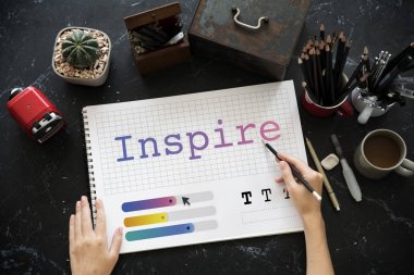 masada çalışan yaratıcı tasarımcı