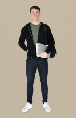 Dizüstü bilgisayar tutan adam