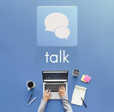 Laptop klavyesinde yazan kişi