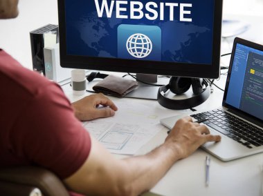 İşyeri masada dizüstü bilgisayar kullanan adam