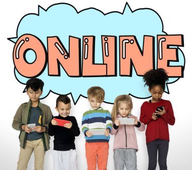 Çocuk akıllı telefonlar kullanarak