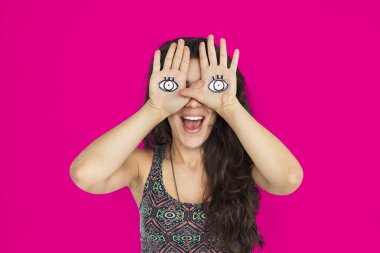 avuç içi arkasında kadın gizli yüz