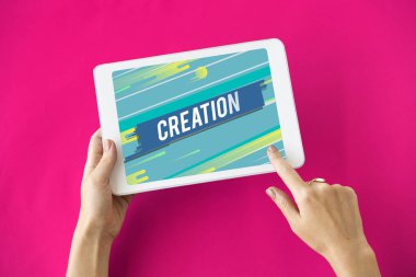 kişi holding dijital tablet