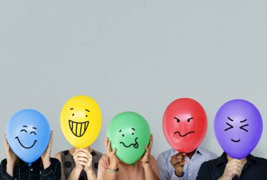 balonlarla duran insanlar