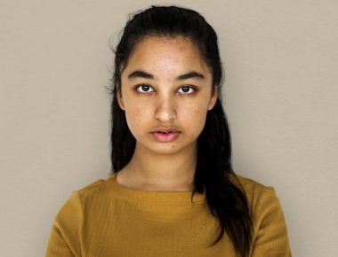 Kadın sakin yüz ifadesi ile