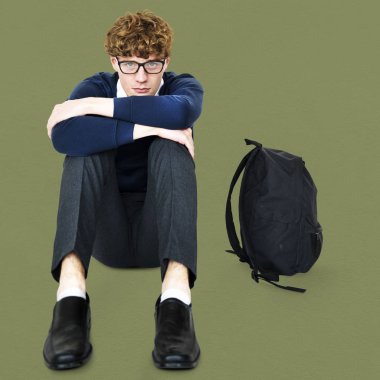 stresli öğrenci tek başına oturmak