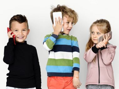 akıllı telefonlar kullanan arkadaşlar