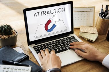 dizüstü bilgisayarda çalışan insan 