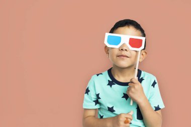 3D gözlük sopa üzerinde tutan çocuk    