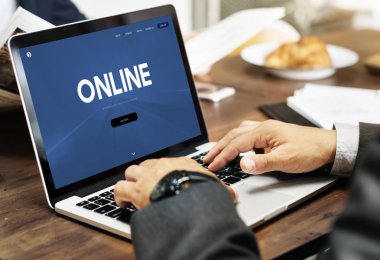 Tipik dizüstü klavye üzerinde iş adamları