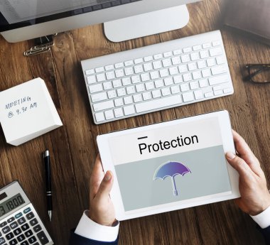 Dijital tablet kullanan işadamı