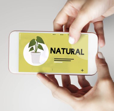 Akıllı telefon kullanan kadın