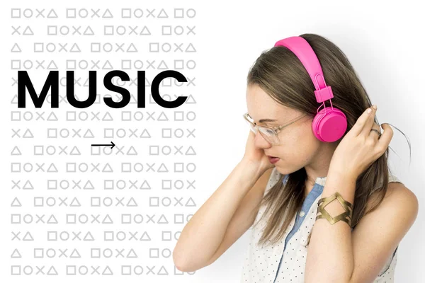 Kvinnan lyssnar musik i hörlurar — Stockfoto
