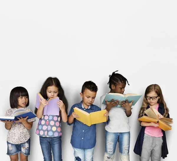 Niños leyendo libros — Foto de Stock