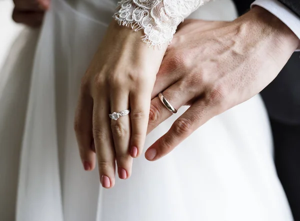 Braut und Bräutigam zeigen Ringe — Stockfoto