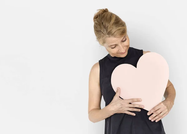 Mujer sosteniendo papel corazón — Foto de Stock