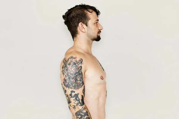 Homem tatuado sem camisa — Fotografia de Stock