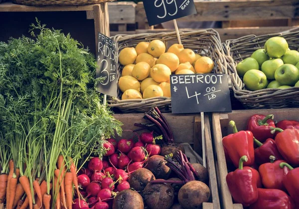 Produtos hortícolas orgânicos no mercado dos agricultores — Fotografia de Stock