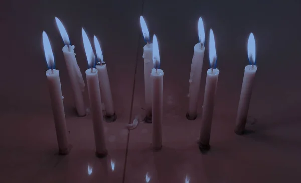 Viele Kerzen mit Feuer — Stockfoto
