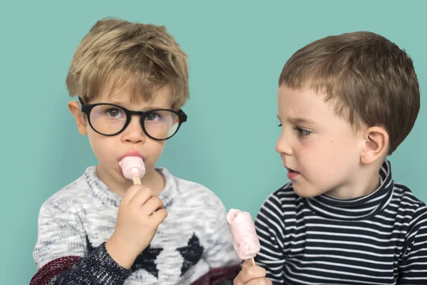 Meninos segurando sorvete — Fotografia de Stock